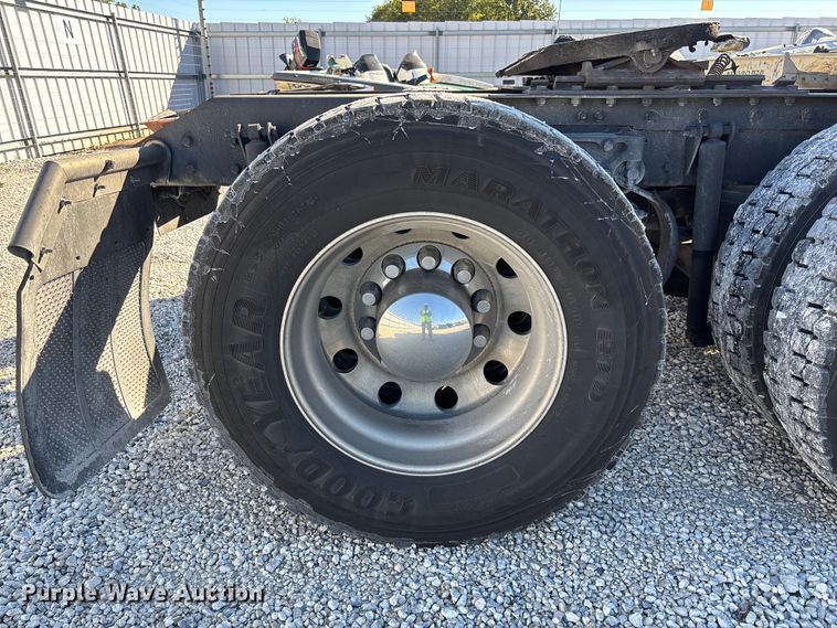 image for item YA1293 2015 Kenworth T680 semi truck