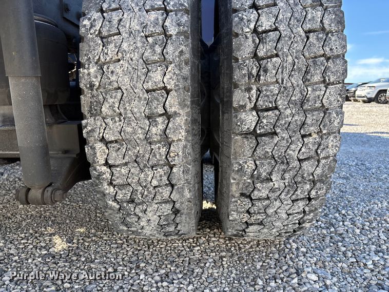 image for item YA1293 2015 Kenworth T680 semi truck