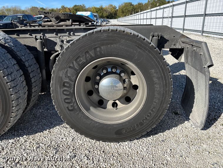 image for item YA1293 2015 Kenworth T680 semi truck