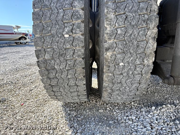 image for item YA1293 2015 Kenworth T680 semi truck