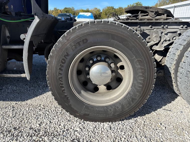 image for item YA1293 2015 Kenworth T680 semi truck