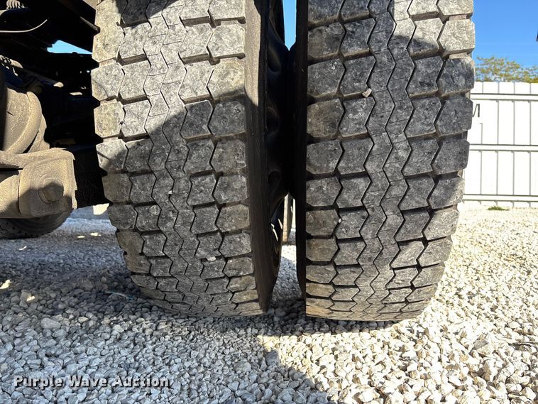 image for item YA1293 2015 Kenworth T680 semi truck