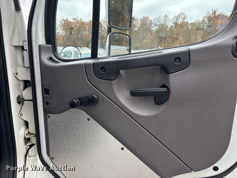 image for item YA1391 2019 Freightliner Business Class M2 box truck