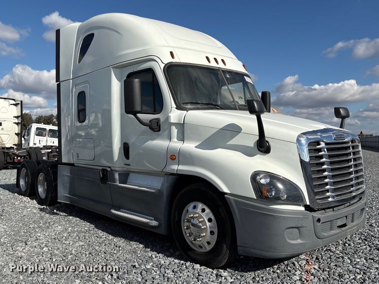 image for item YA1413 2019 Freightliner Cascadia semi truck
