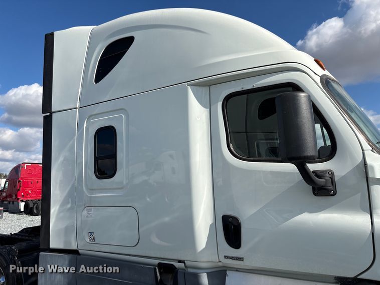 image for item YA1413 2019 Freightliner Cascadia semi truck