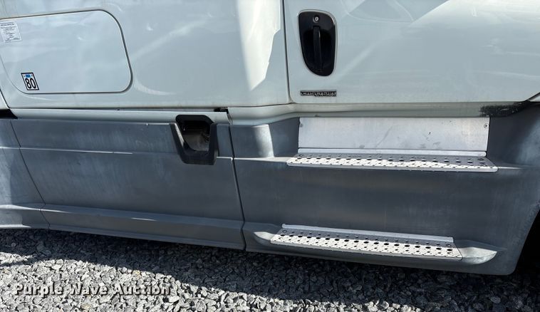 image for item YA1413 2019 Freightliner Cascadia semi truck