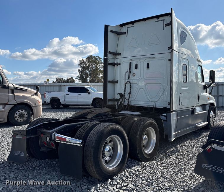 image for item YA1413 2019 Freightliner Cascadia semi truck