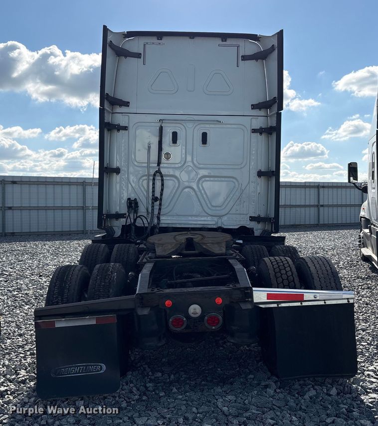 image for item YA1413 2019 Freightliner Cascadia semi truck