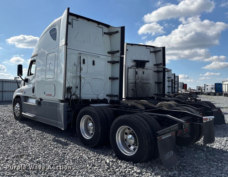 image for item YA1413 2019 Freightliner Cascadia semi truck