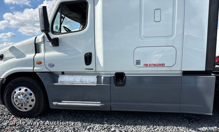 image for item YA1413 2019 Freightliner Cascadia semi truck