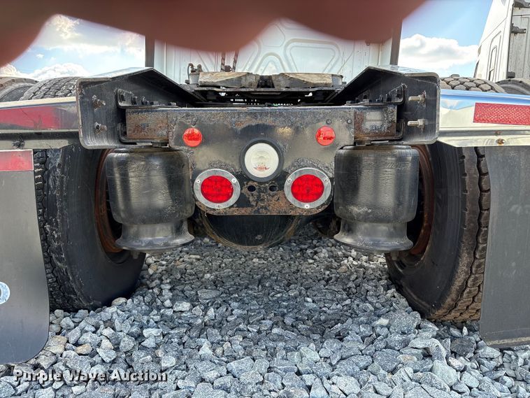 image for item YA1413 2019 Freightliner Cascadia semi truck