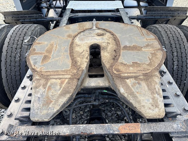 image for item YA1413 2019 Freightliner Cascadia semi truck