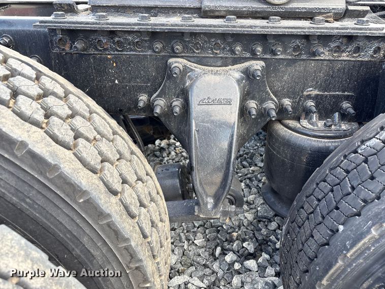 image for item YA1413 2019 Freightliner Cascadia semi truck