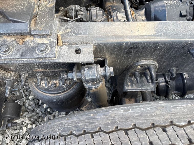 image for item YA1413 2019 Freightliner Cascadia semi truck