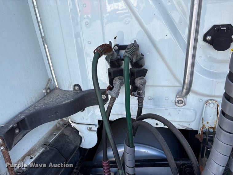 image for item YA1413 2019 Freightliner Cascadia semi truck