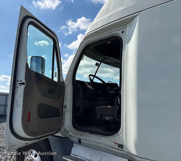 image for item YA1413 2019 Freightliner Cascadia semi truck