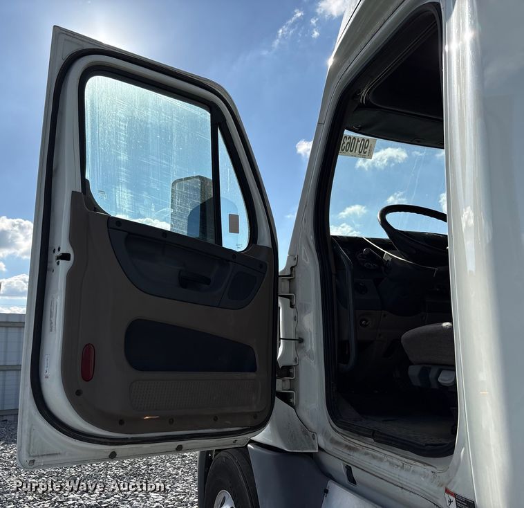 image for item YA1413 2019 Freightliner Cascadia semi truck