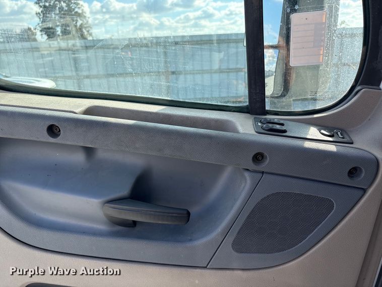 image for item YA1413 2019 Freightliner Cascadia semi truck