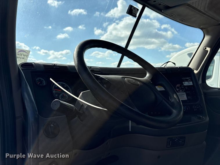 image for item YA1413 2019 Freightliner Cascadia semi truck