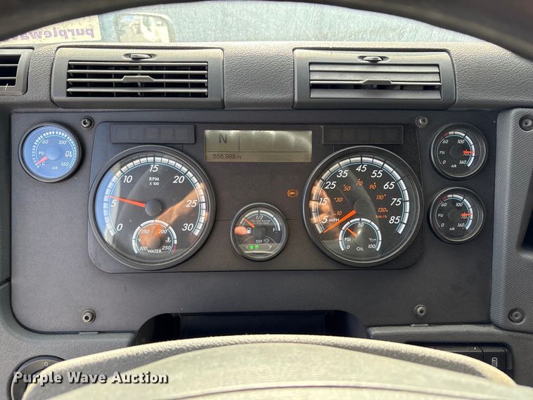 image for item YA1413 2019 Freightliner Cascadia semi truck