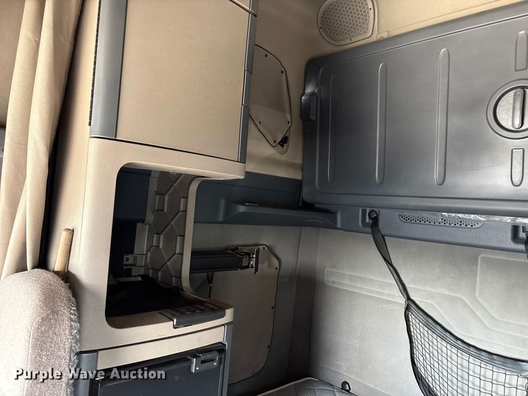 image for item YA1413 2019 Freightliner Cascadia semi truck