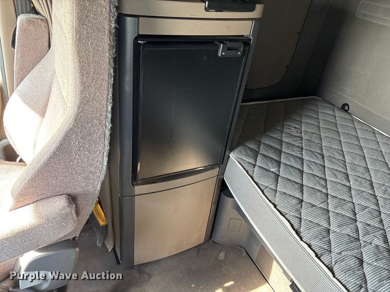 image for item YA1413 2019 Freightliner Cascadia semi truck