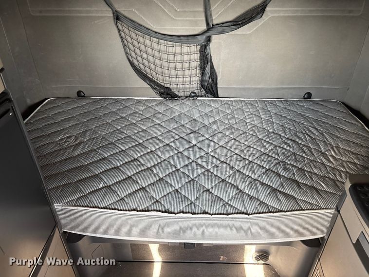 image for item YA1413 2019 Freightliner Cascadia semi truck