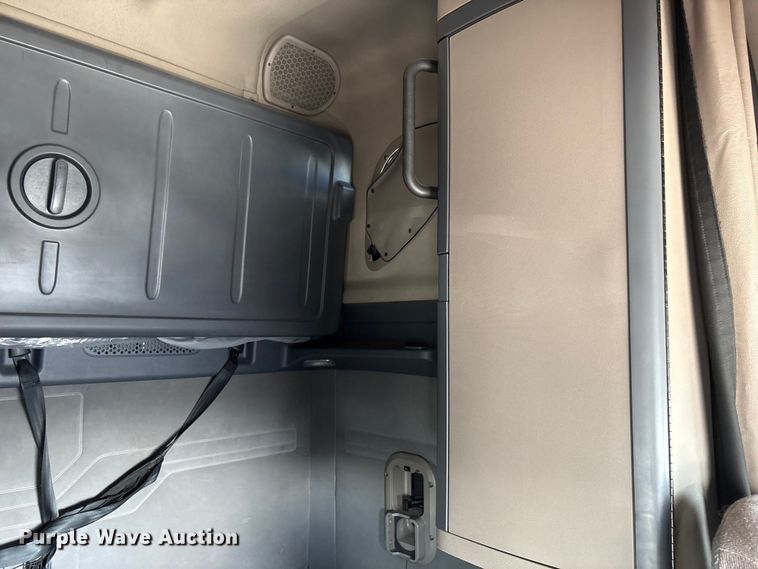 image for item YA1413 2019 Freightliner Cascadia semi truck