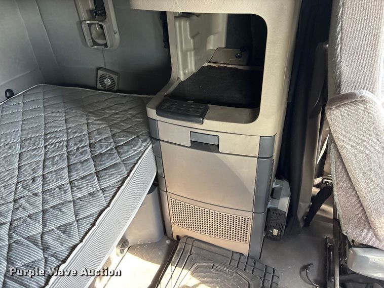 image for item YA1413 2019 Freightliner Cascadia semi truck