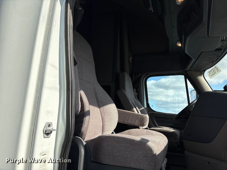 image for item YA1413 2019 Freightliner Cascadia semi truck