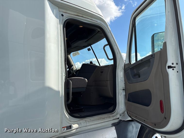 image for item YA1413 2019 Freightliner Cascadia semi truck