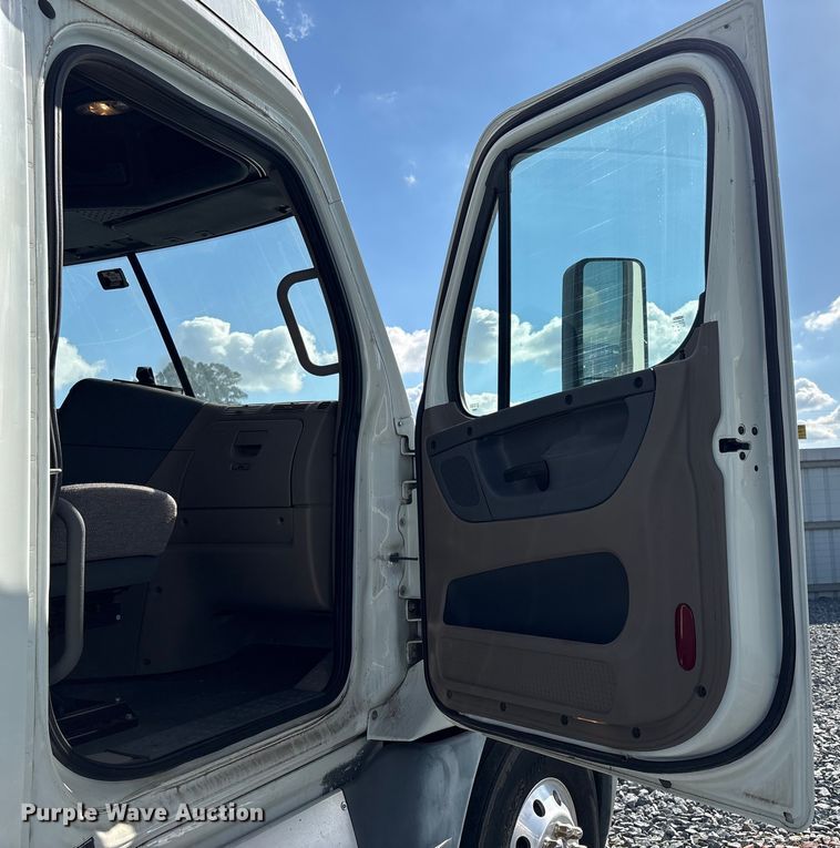 image for item YA1413 2019 Freightliner Cascadia semi truck