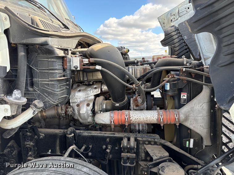 image for item YA1413 2019 Freightliner Cascadia semi truck