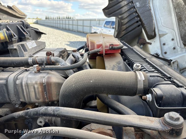 image for item YA1413 2019 Freightliner Cascadia semi truck