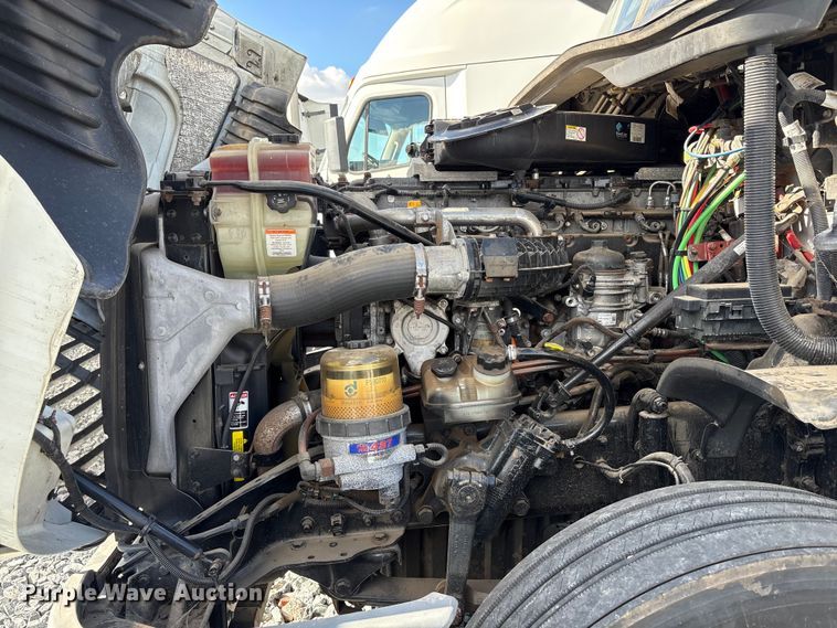 image for item YA1413 2019 Freightliner Cascadia semi truck