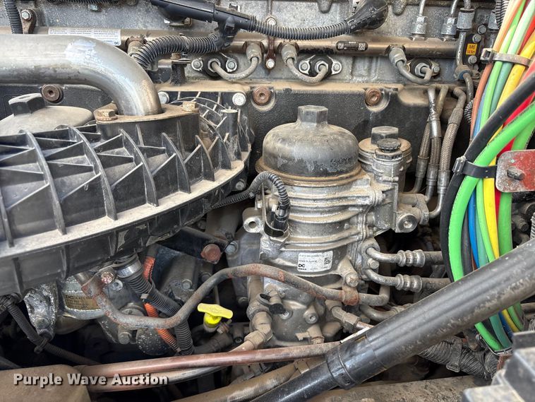 image for item YA1413 2019 Freightliner Cascadia semi truck