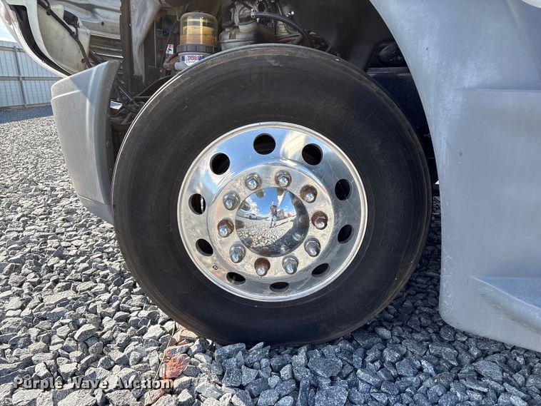 image for item YA1413 2019 Freightliner Cascadia semi truck