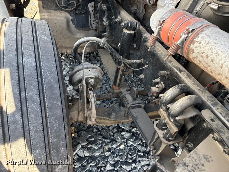 image for item YA1413 2019 Freightliner Cascadia semi truck