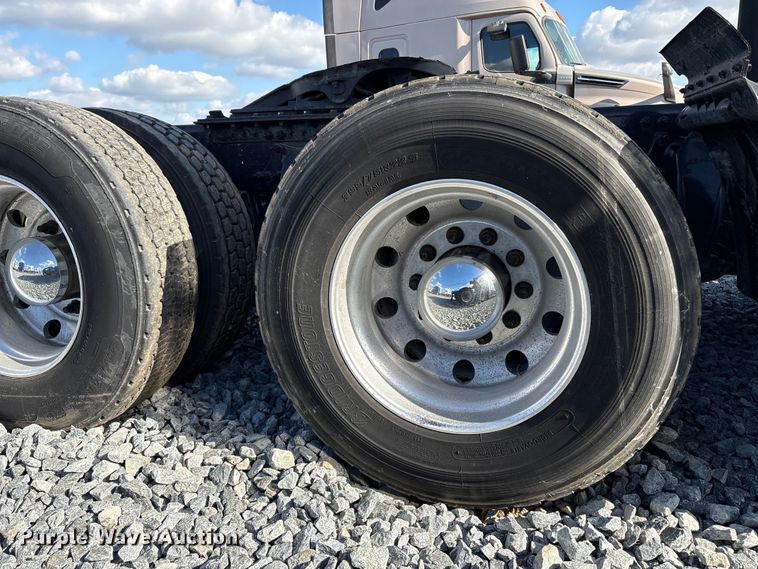 image for item YA1413 2019 Freightliner Cascadia semi truck