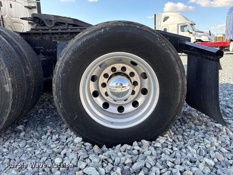 image for item YA1413 2019 Freightliner Cascadia semi truck