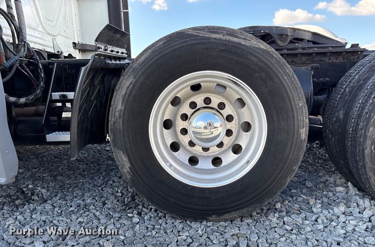 image for item YA1413 2019 Freightliner Cascadia semi truck