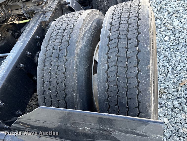 image for item YA1413 2019 Freightliner Cascadia semi truck