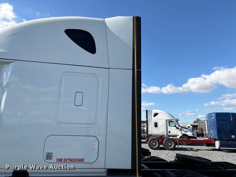 image for item YA1413 2019 Freightliner Cascadia semi truck