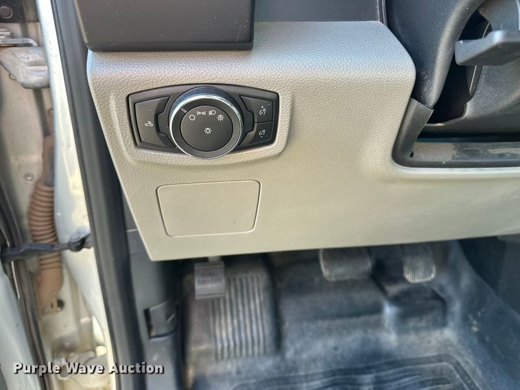 image for item DF8642 2016 Ford F150 XL SuperCab pickup truck