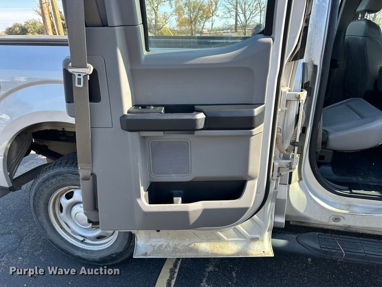 image for item DF8642 2016 Ford F150 XL SuperCab pickup truck