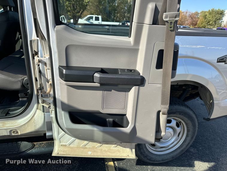 image for item DF8642 2016 Ford F150 XL SuperCab pickup truck