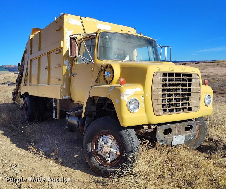 image for item DP5163 1974 Ford LN800 refuse truck
