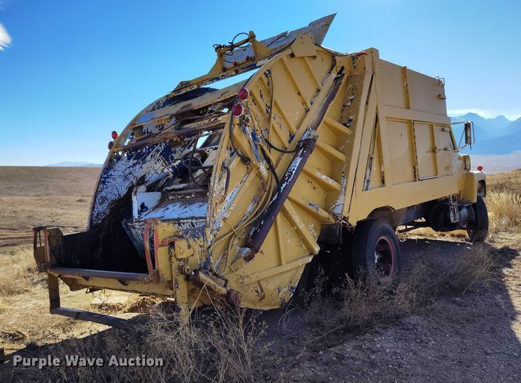 image for item DP5163 1974 Ford LN800 refuse truck