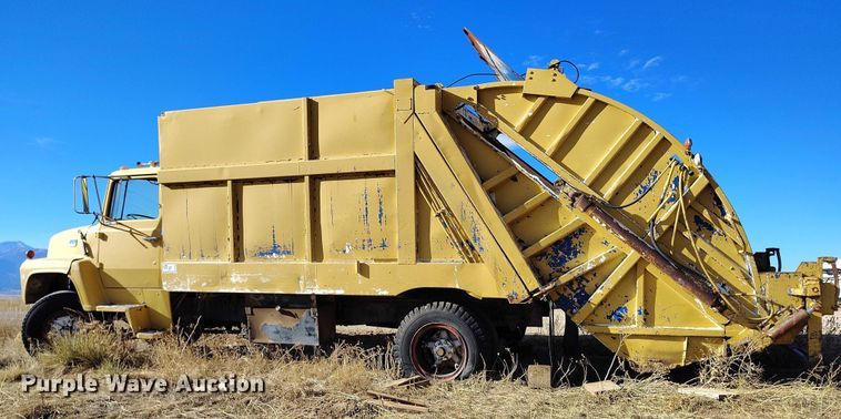 image for item DP5163 1974 Ford LN800 refuse truck