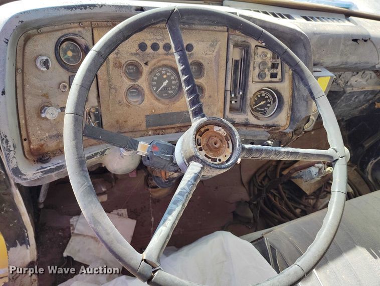 image for item DP5163 1974 Ford LN800 refuse truck